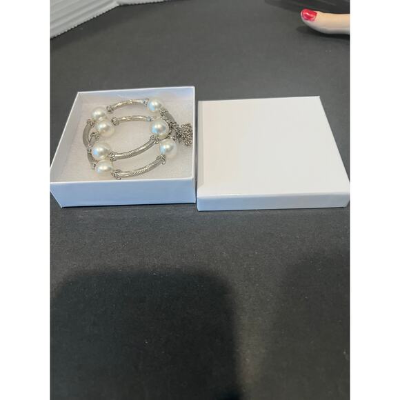 8 White Faux Pearl Silver Wrap Around Chain Statement Bracelet - Picture 6 of 6